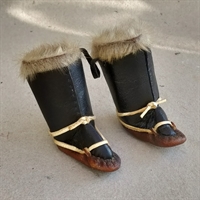 sorte-skindkamikker-hvid-dekoration-sælskindskant-gamle-Grønlandsk-sovenier